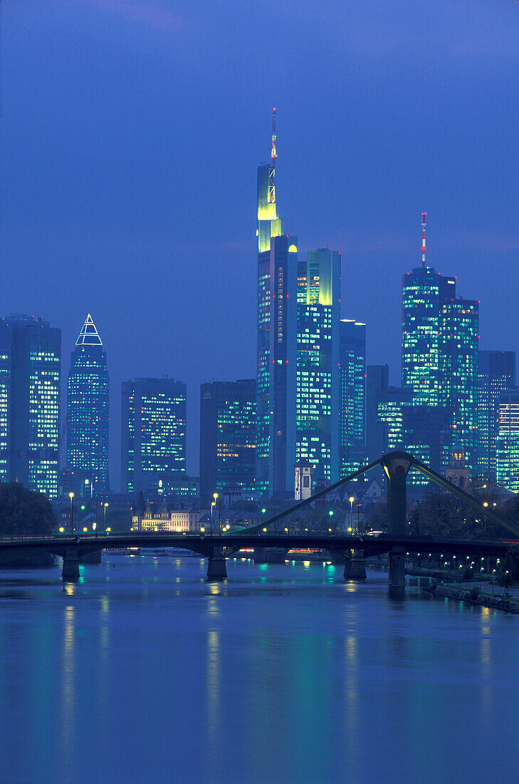 Skyline, Main und Flößerbrücke bei Nacht, Frankfurt, Hessen, Deutschland, Europa