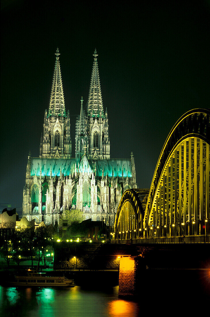 Kölner Dom und Hohenzollernbrücke bei Nacht, Köln, Nordrhein-Westfalen, Deutschland, Europa