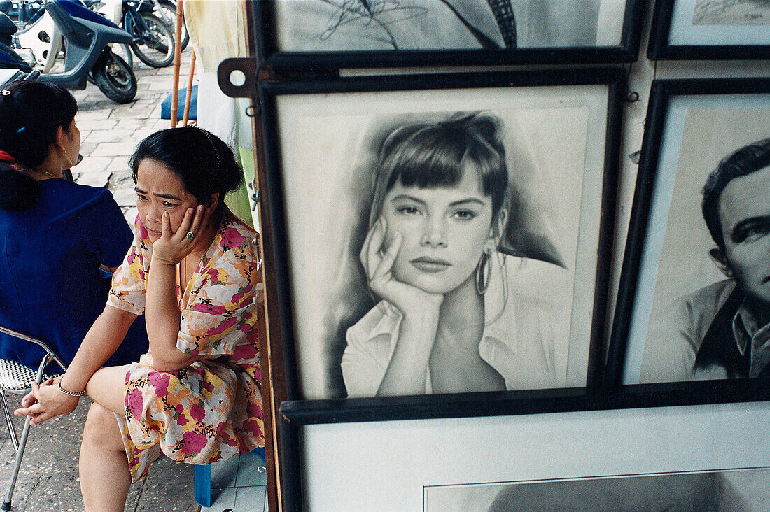 Frau verkauft Porträtzeichnungen in der Stadt, Hanoi, Vietnam, Asien