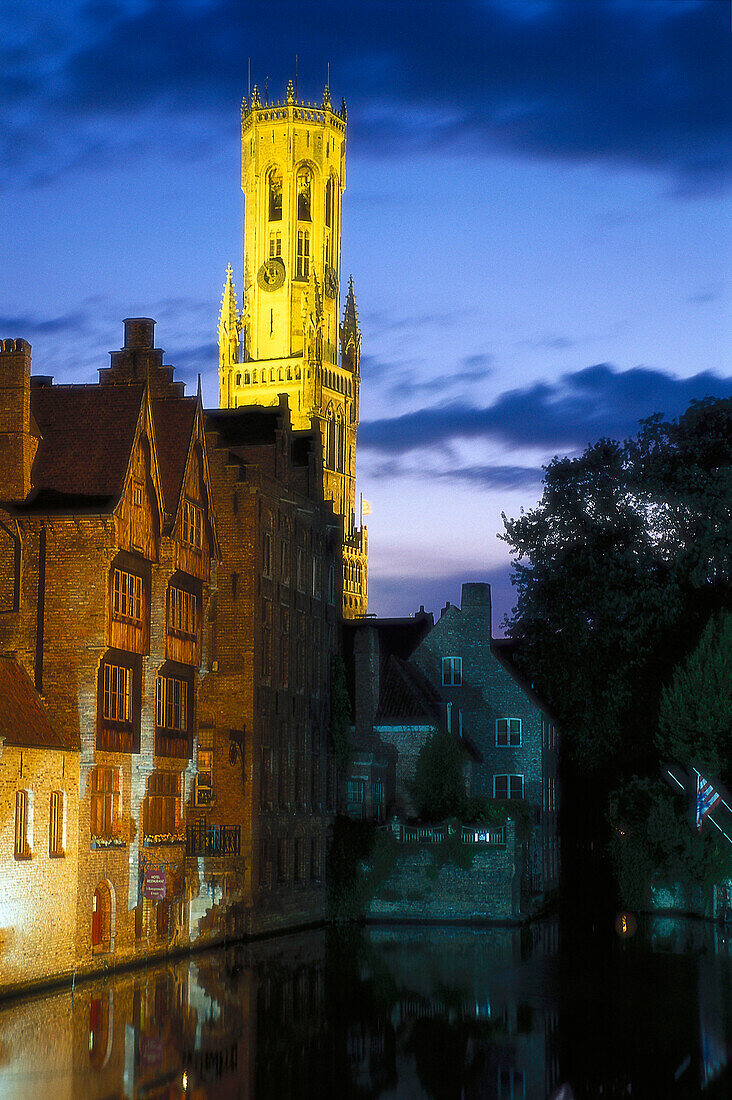 Ansicht vom Rozenhoedkaai, auf Grachtenhäuser und Belfried Brügge, Flandern, Belgien