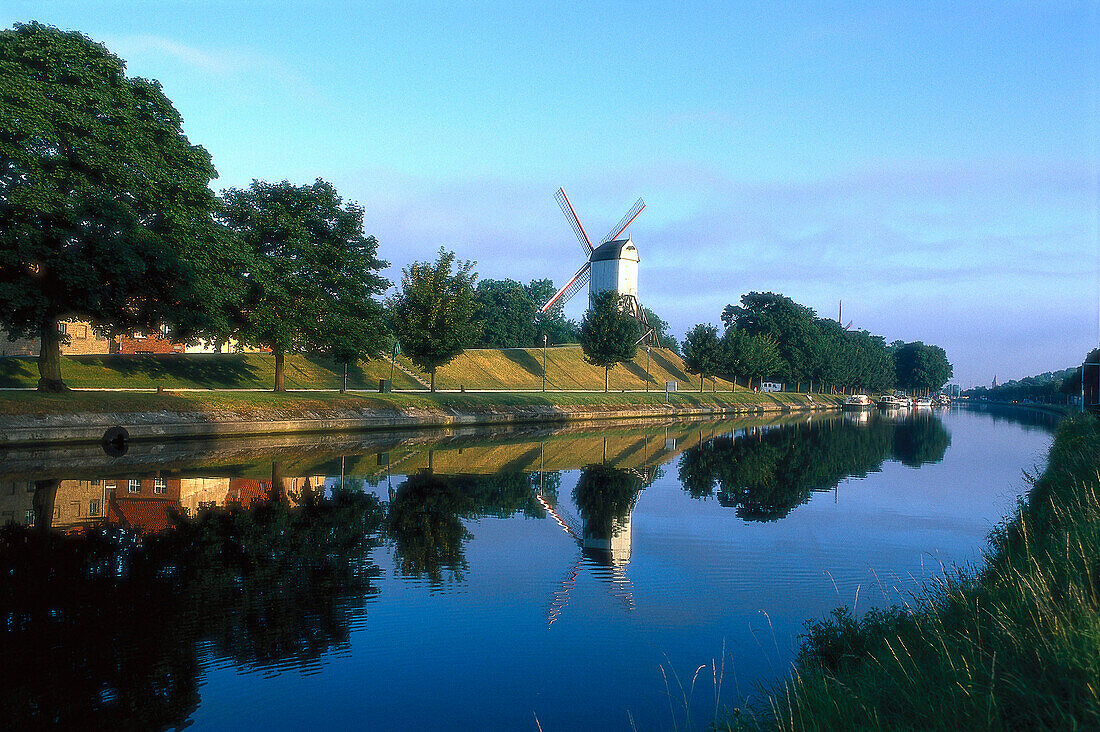 Windmühle am Kanal auf der Kruisvest, Brügge, Flandern Belgien