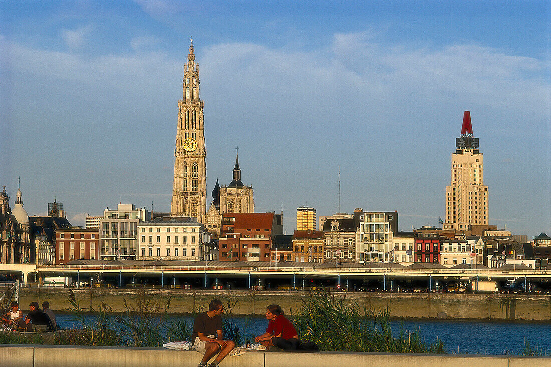Stadtansicht mit Schelde, Antwerpen, Flandern Belgien