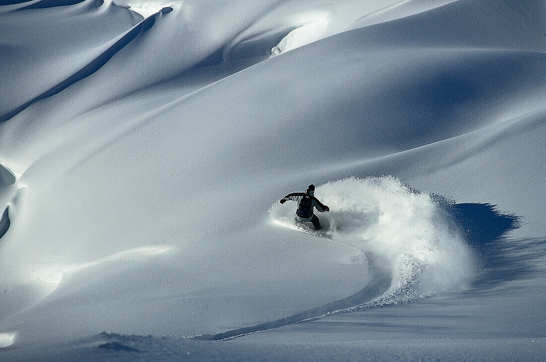 Snowboarder im Tiefschnee, Lech, Arlberg, Österreich