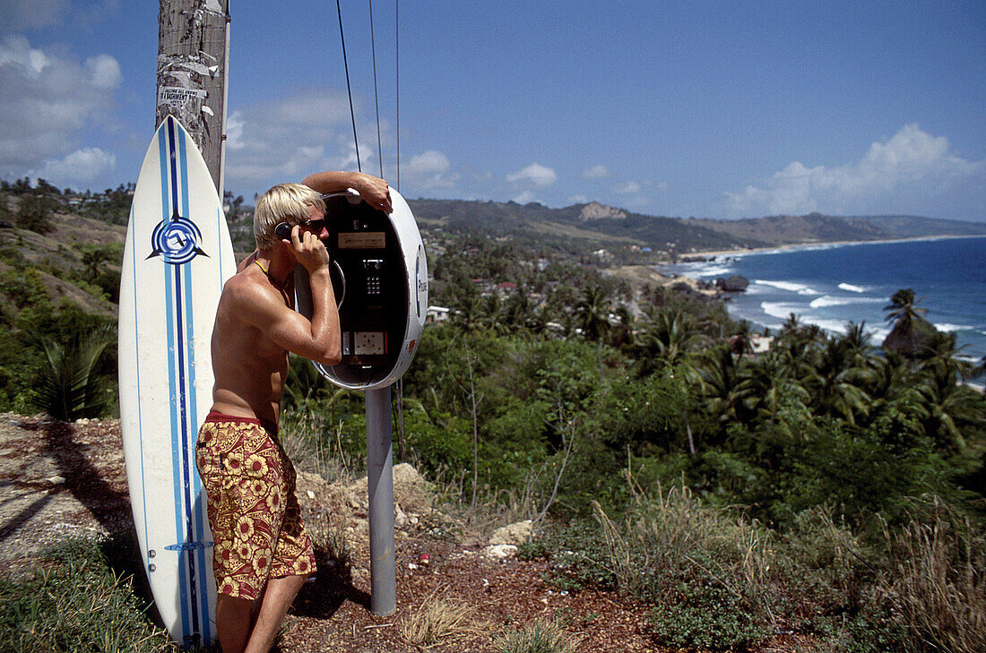 Sufer an Telefonzelle, Bathsheba, Barbados Karibik