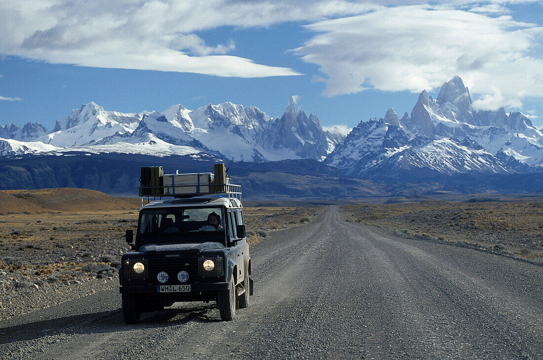 Auto auf Strasse vor dem Berg Fitz Roy, El Caltén, Patagonien, Argentinien, Südamerika, Amerika