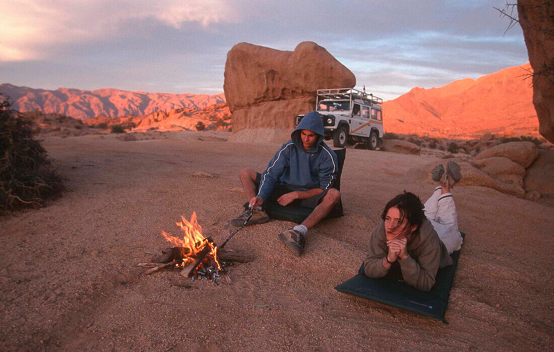 Paar am Lagerfeuer, Tafraoute, Marokko, Afrika