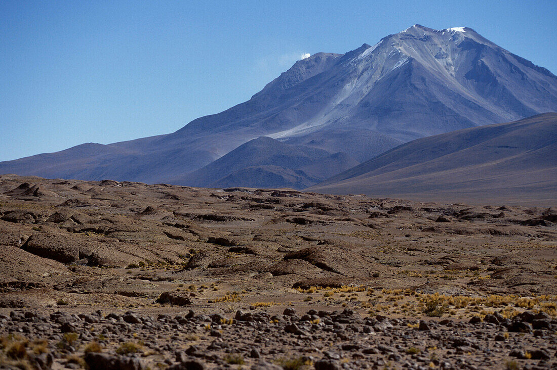 Vulkan Ollague und Laguna Colorada, ein flacher, großer Salzsee, Bolivien