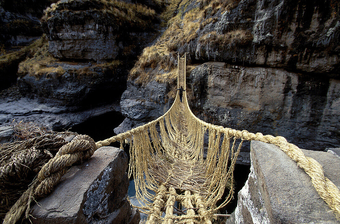 Hängebrücke über Fluss, Combapata, Rio Apurimac, Peru