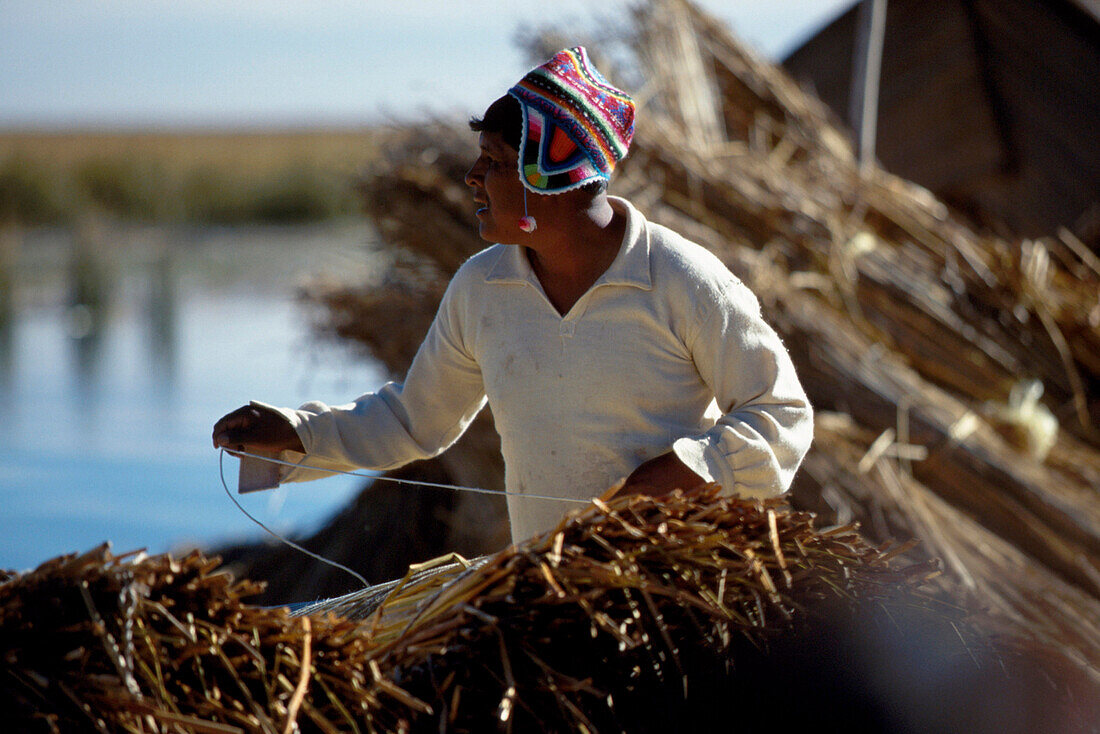 Indio beim Bootsbau, Puno, Titicacasee, Peru, Südamerika, Amerika