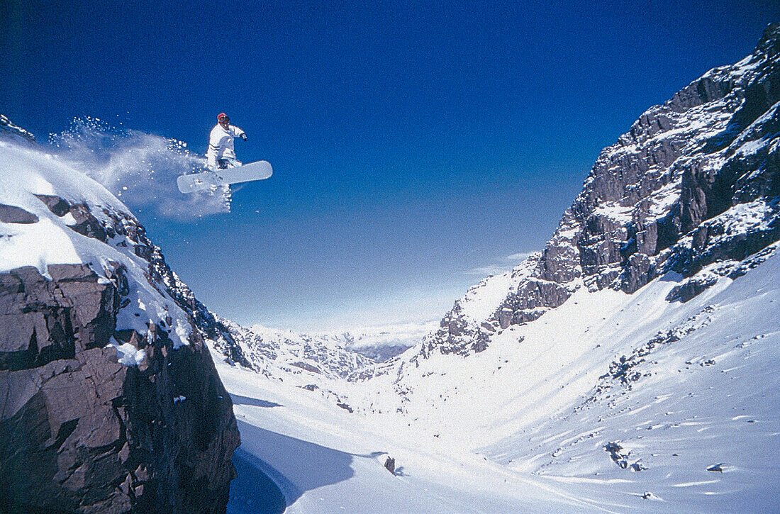 Snowboarder in Hohen Atlas, Marokko Wintersport