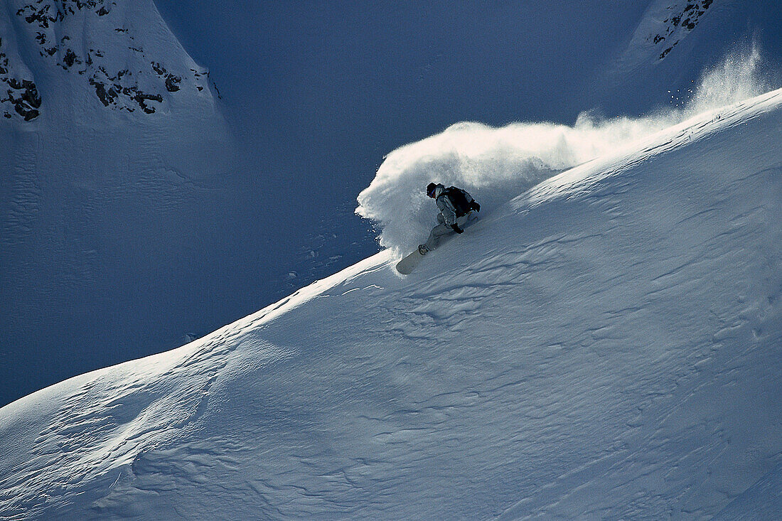 Snowboarder bei der Abfahrt, Lech, Arlberg, Österreich, Europa