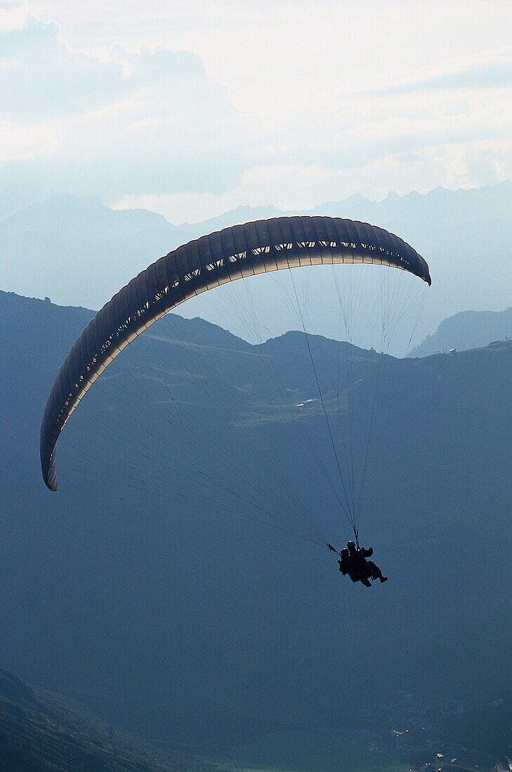 Gleitschirmflieger, Tandemflug, Galtür, Tirol, Österreich