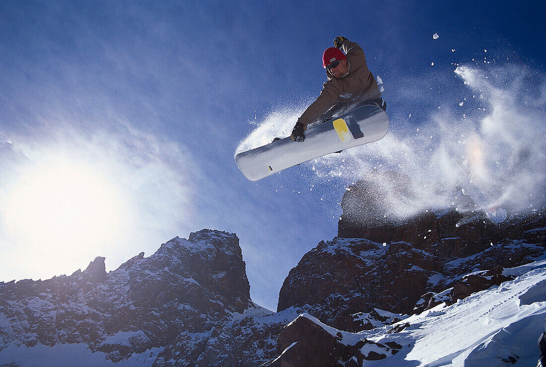 Männliche Snowboardfahrer in der Luft