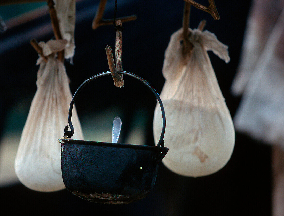 Kessel und Stoffsäcke, Maramures, Rumänien, Europa