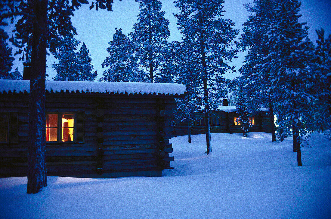 Blockhütten im Schnee am Abend, Lappland, Finnland, Europa