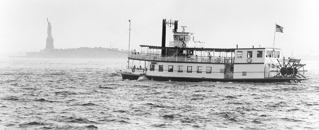 Statue of Liberty with steamship, Liberty Statue with steamship, Liberty Island, New York, USA