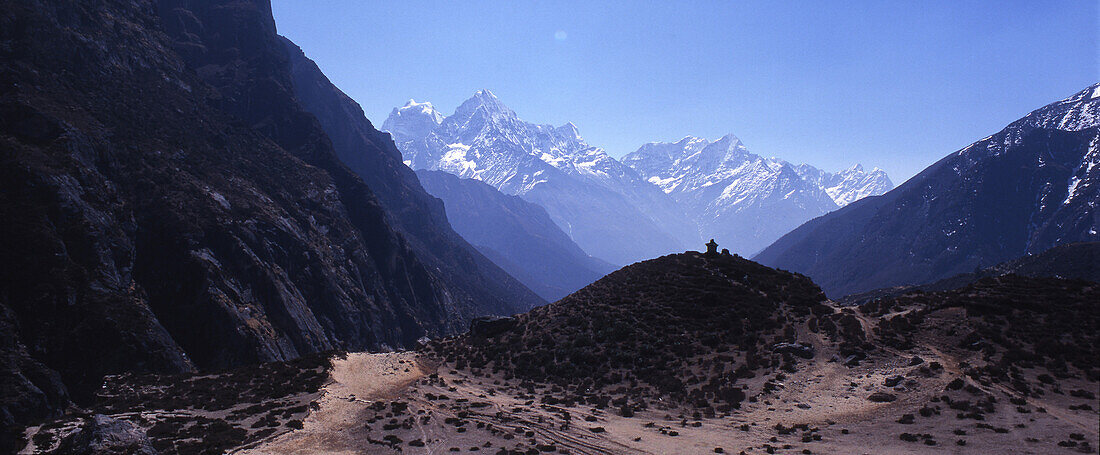 Near Thame, Kantaiga and Thamserku mountain Everest region, Nepal, Asia