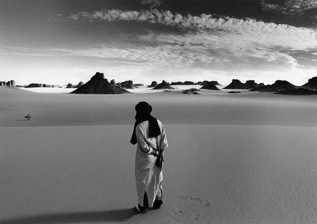 Ein Tuareg steht im Sand, Tassili n' Ajjer, Sahara, Algerien
