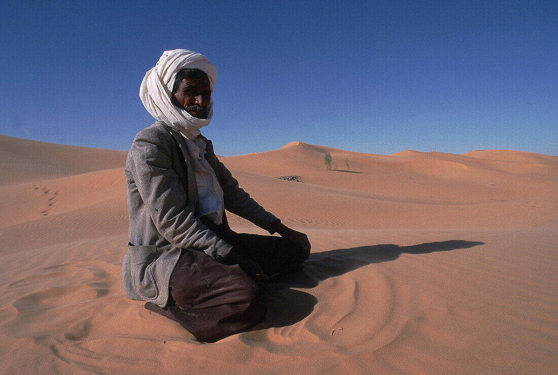 Camel driver, Algerien, algerische Sahara, Grand Erg Occidental, Kamelkarawane, Afrika, Nordafrika, Wueste, Tuareg, Mann