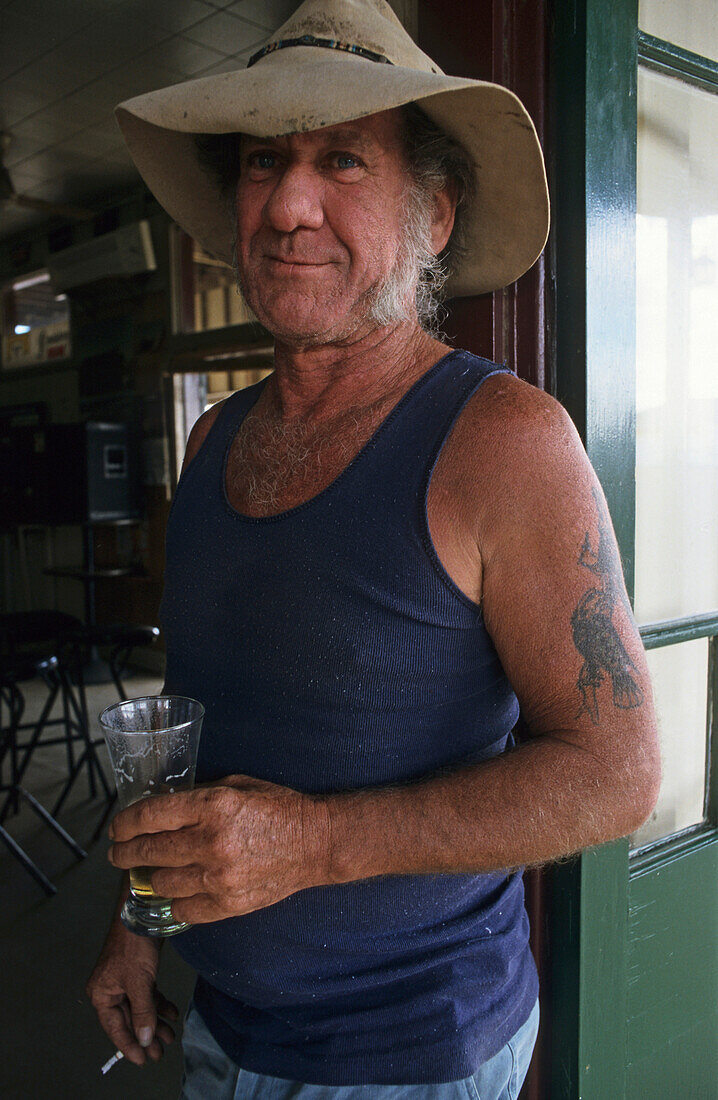 Local in pub, Matilda Highway, Australien, Queensland, Maltilda Highway, Local drinking beer in the doorway of the Tattersalls Hotel