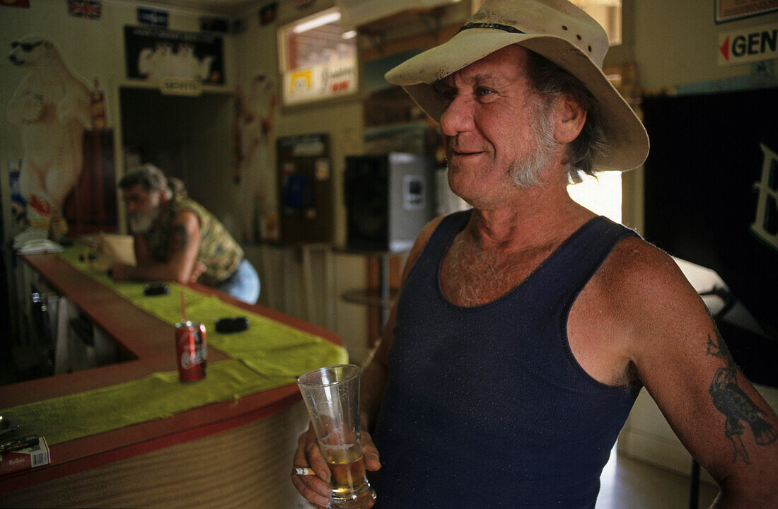 Man trinkt bier Bier in einem pub, Tattersalls Hotel, Winton,Maltilda Highway, Queensland, Australien