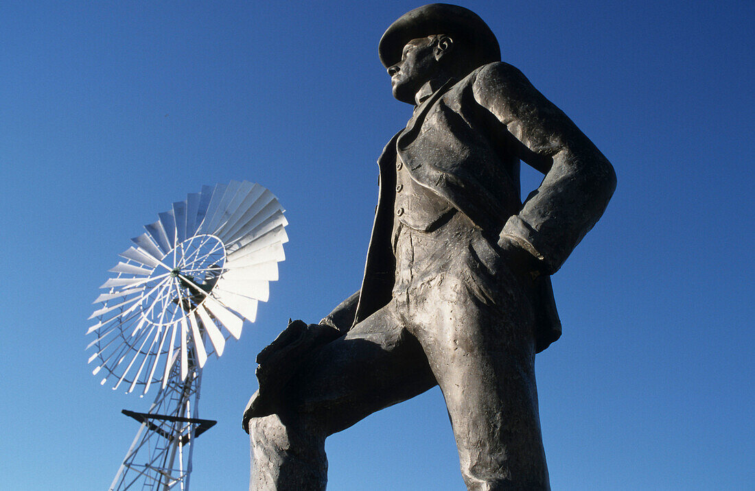 Statue von Liedermacher Banjo Paterson, Autor von Waltzing Maltilda Highway, Waltzing Maltilda Centre, Queensland, Australien