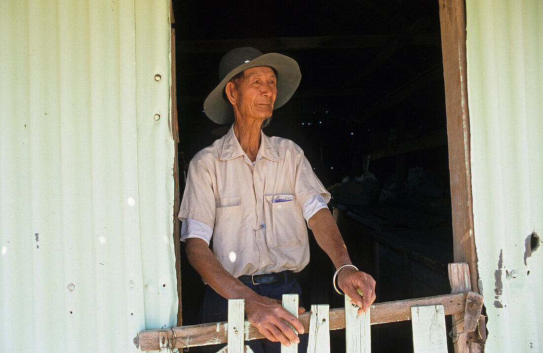 Willie Mar, opal miner, Matilda Highway, Australien, Queensland, Maltilda Highway, Willie Mar Chinese opal dealer in front of his house, Opalgräber und Verkäufer in Winon