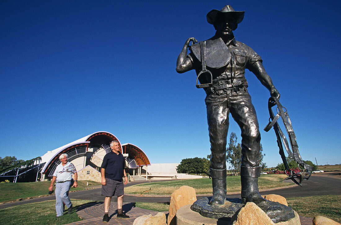Stockman's Hall of Fame, Longreach, Australien, Queensland, Statue of a ringer, outside the Australian Stockman's Hall of Fame on the Matilda Highway, A museum dedicated to the history of the outback settlers such as explorers, sheep shearers, stockmen