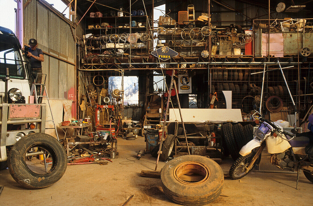 Oodnadatta, Pink Roadhouse, Australien, South Australia, Oodnadatta Track Pink Roadhouse, large garage