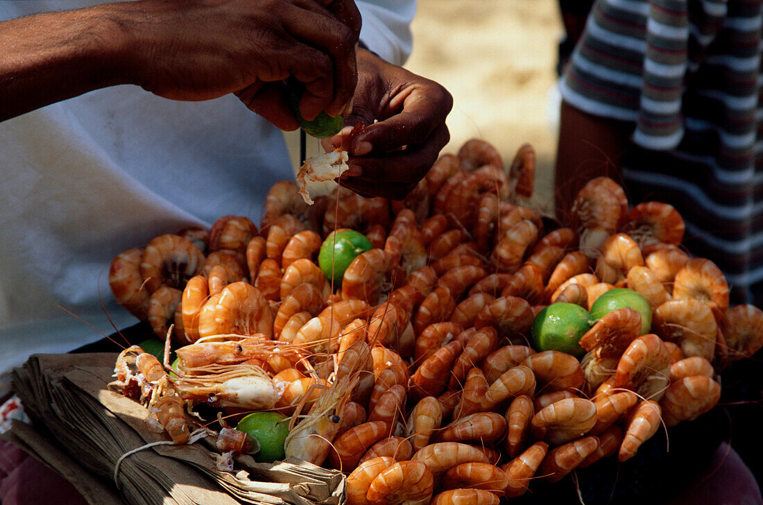 Krabbenverkäufer am Strand, Dominikanische Republik Karibik