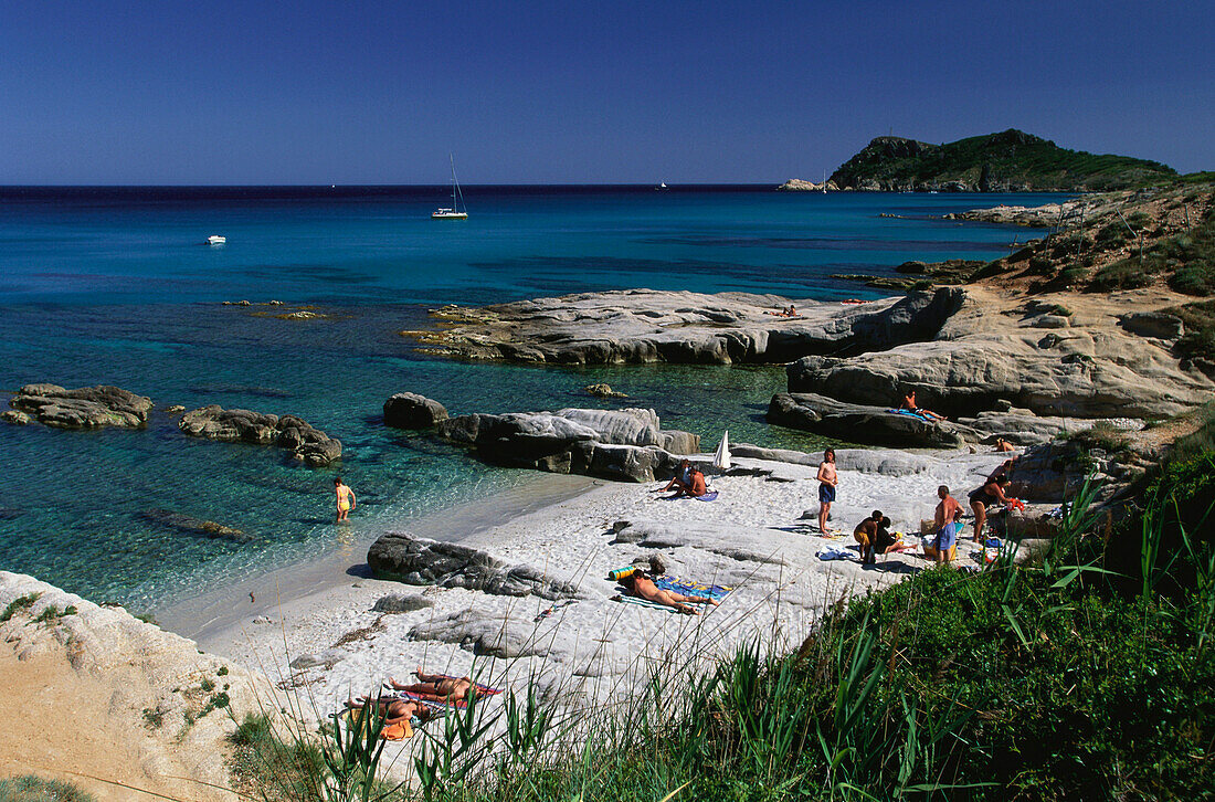 Strand und Küstenlandschaft bei Plage de l´Escale, Cap Taillat, Côte d´Azur, Mittelmeer, Provence, Frankreich
