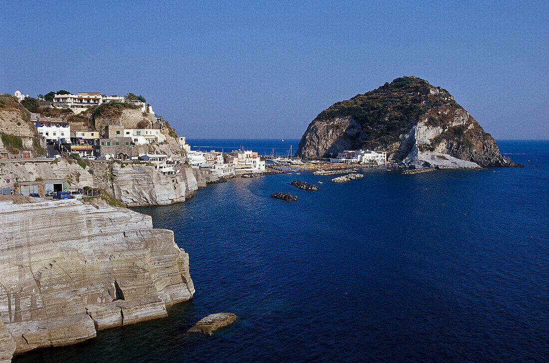 Blick auf Felsen und die Hafenstadt Sant Angelo, Ischia, Kampanien, Italien, Europa