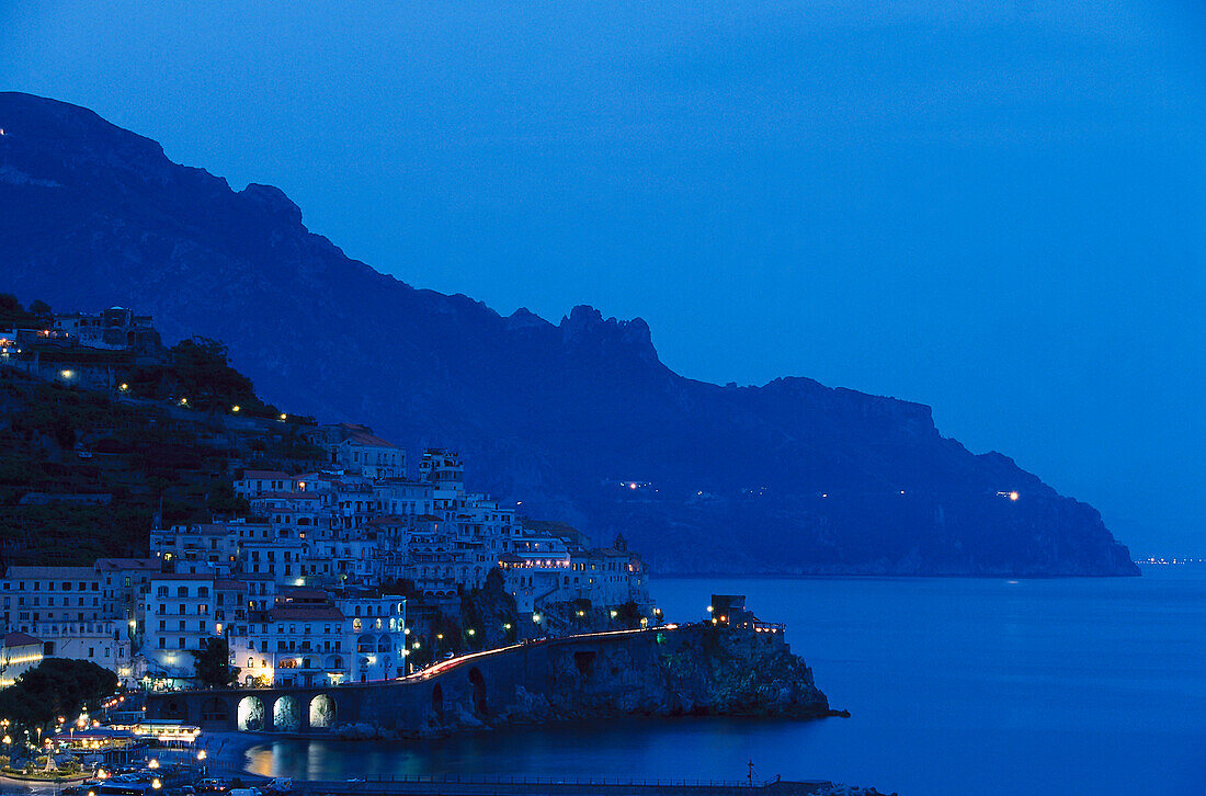 Die Küstenstadt am Abend, Amalfi, Amalfitana, Kampanien, Italien, Europa