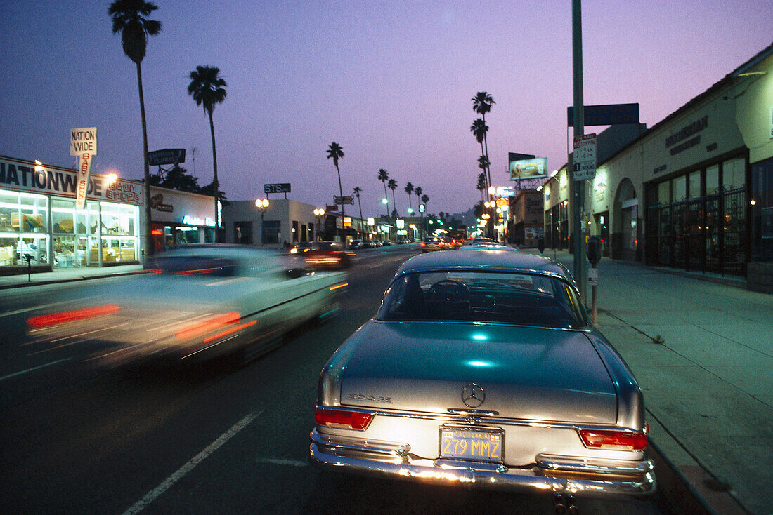 Autos auf dem Sunset Boulevard am Abend, Hollywood, Los Angeles, Kalifornien, USA, Amerika