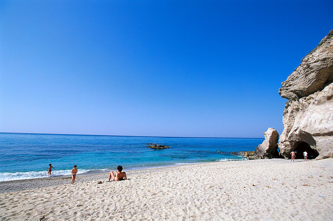 Menschen auf einem Strand in der Nähe von Tropea, Kalabrien, Italien
