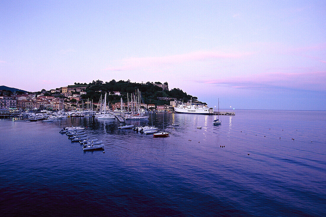 Küstenstadt in der Morgendämmerung, Porto Azzuro, Elba, Toskana, Italien, Europa