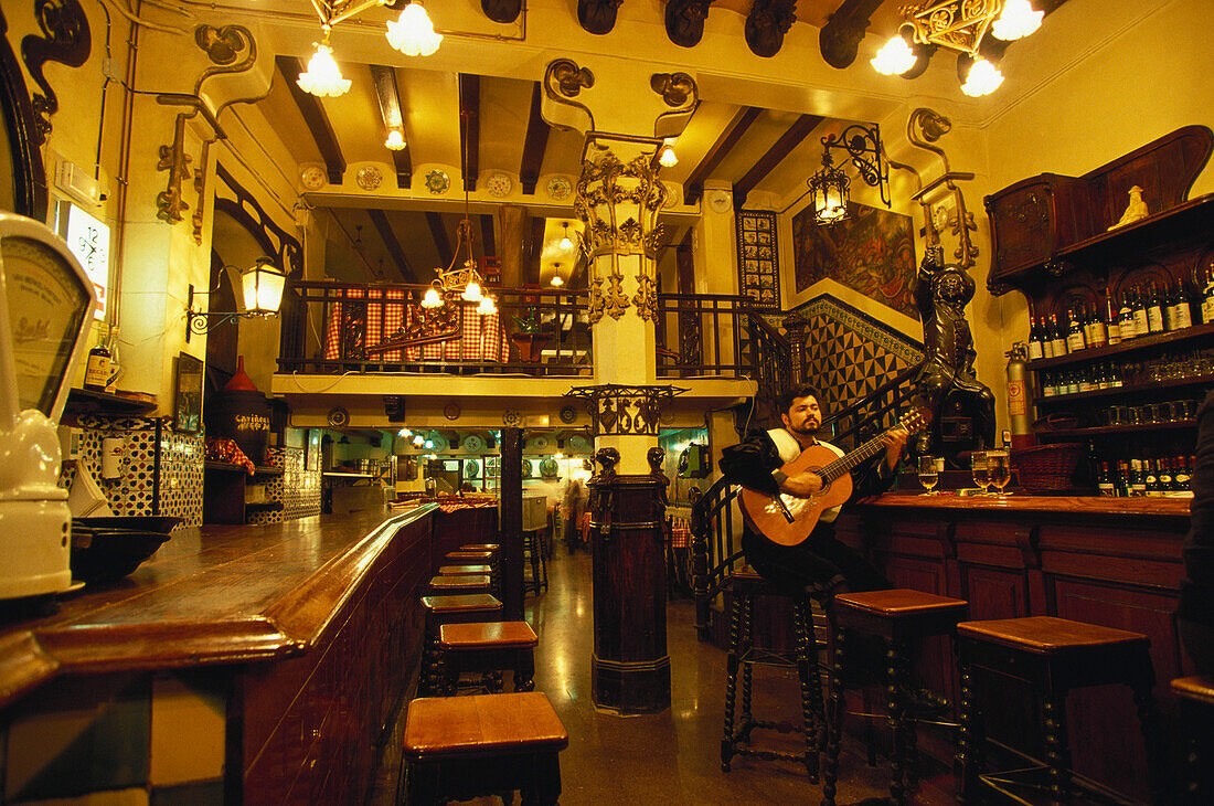 Mann spielt Gitarre in einem Restaurant, Barcelona, Katalonien, Spanien, Europa