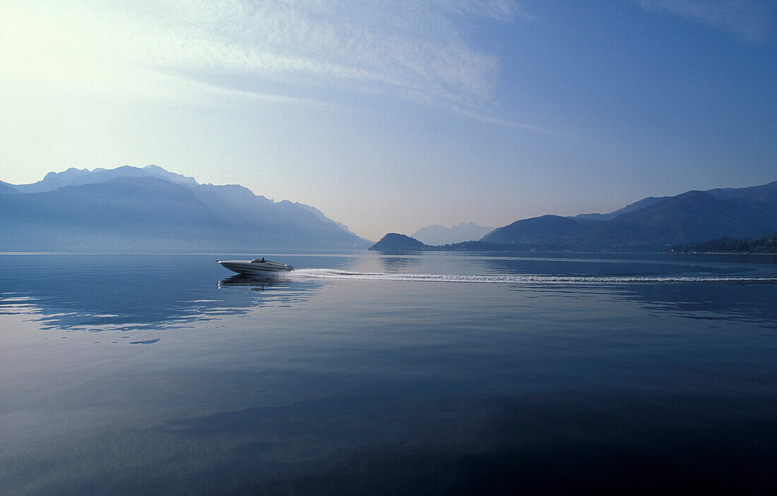 Motorboot auf dem Comer See in Menaggio, Lombardei, Italien