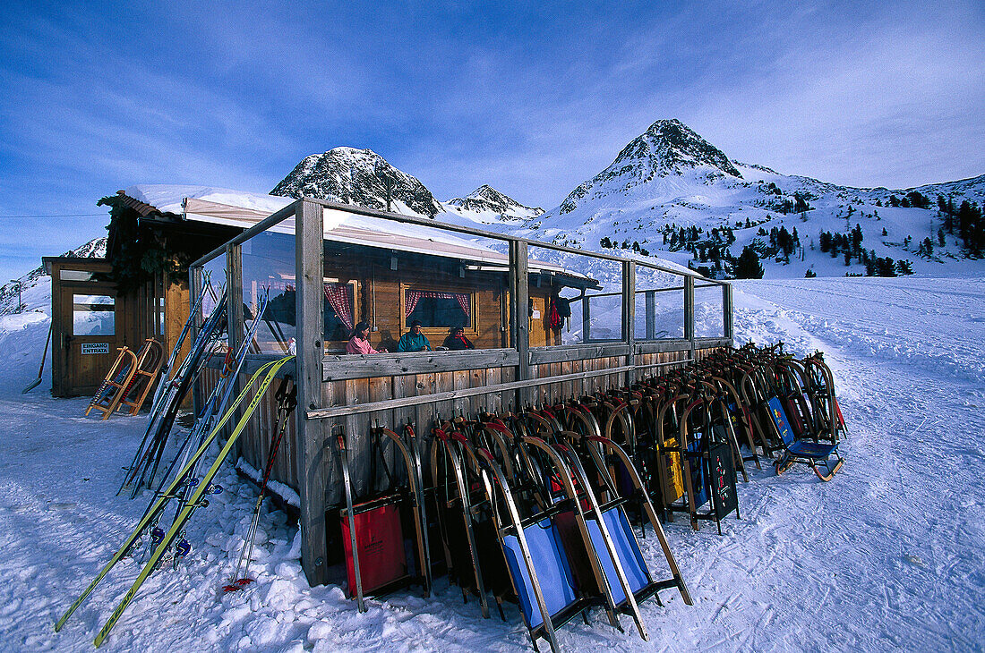 Skihütte mit Schlitten und Landlaufskiern in Antholz, Staller Sattel, Pustertal, Südtirol, Italien