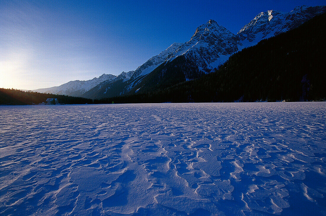 Antholzersee, zugeforen mit Spuren im Schnee, Antholz, Pustertal, Südtirol, Italien