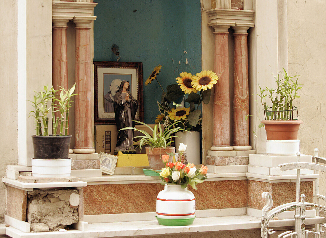 Altar, Spanish district, Napoli, Neapel, Strassenszene im Spanischen Viertel mit Marienaltar