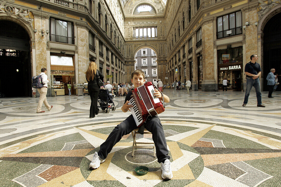 Boy plays accordion, Galleria Umberto, Napoli, Neapel, Galleria Umberto mit Kind, Straßenmusikant