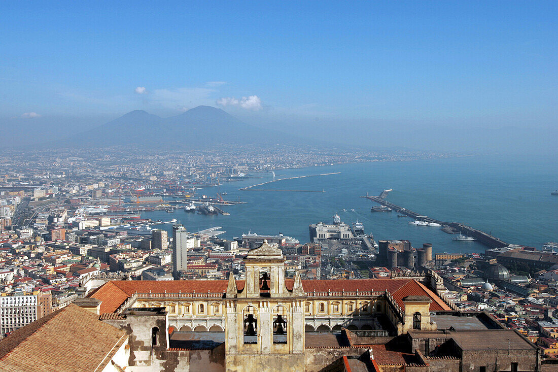 View over Napoli from Certosa di San Martino, Neapel, Panorama, von Castel Sant`Elmo mit Certosa di San Martino in Vordergrund
