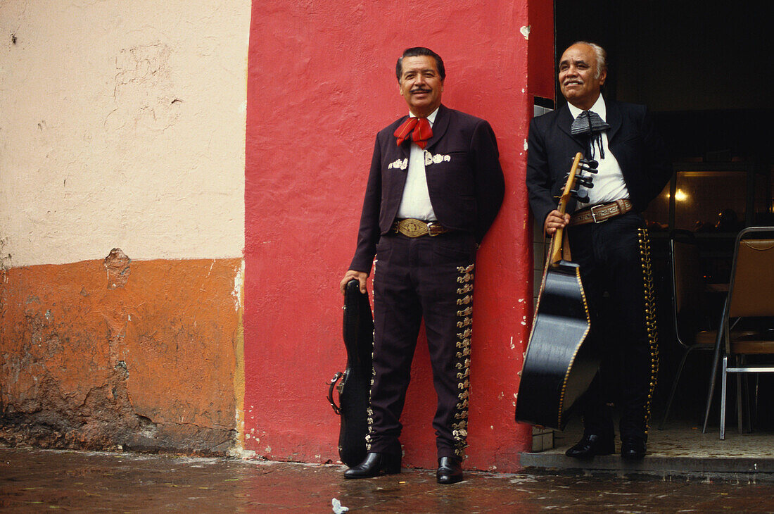 Zwei Mariachi-Musiker mit ihren Instrumenten, Mexiko, Mittelamerika