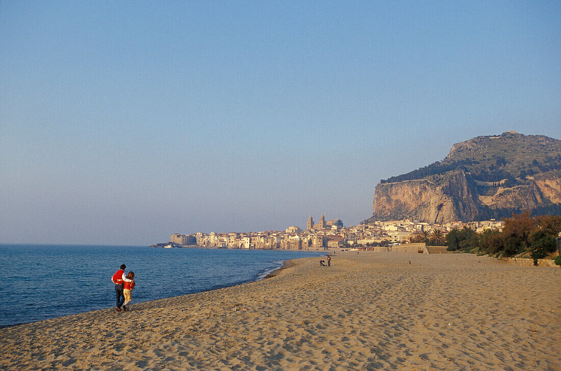 Menschen spazieren am Strand entlang, Cefalu, Sizilien, Italien, Europa