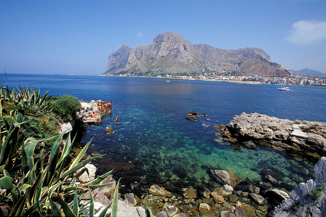 Felsige Küste im Sonnenlicht, Sferracavallo, Palermo, Sizilien, Italien, Europa
