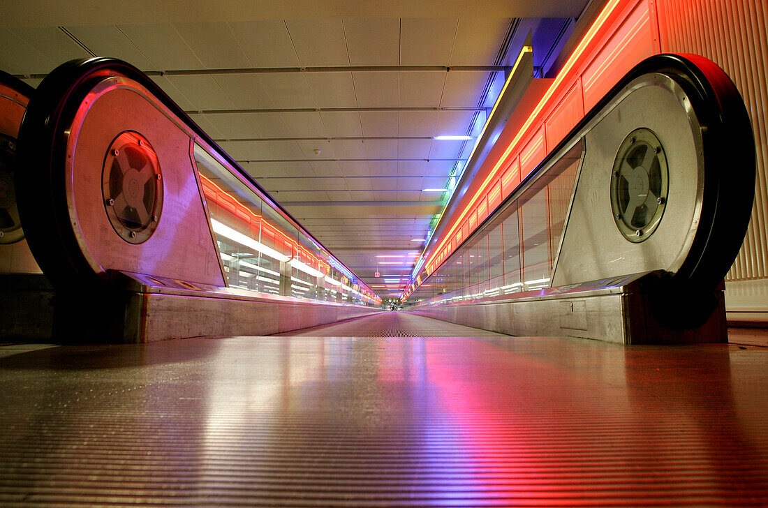 Beleuchtetes Laufband im Flughafen Terminal, München, Bayern, Deutschland, Europa