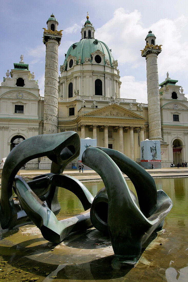 Karlskirche mit Skulptur, Wien, Österreich