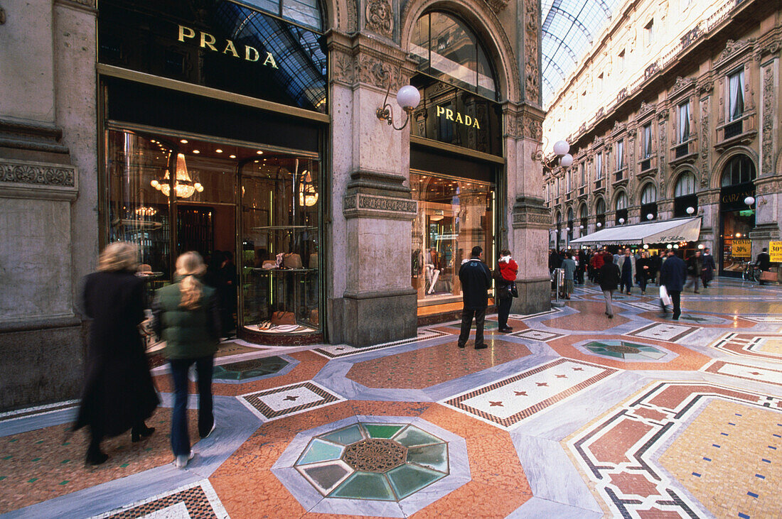 Menschen in der Einkaufspassage Galleria Vittorio Emmanuelle II, Mailand, Lombardei, Italien, Europa