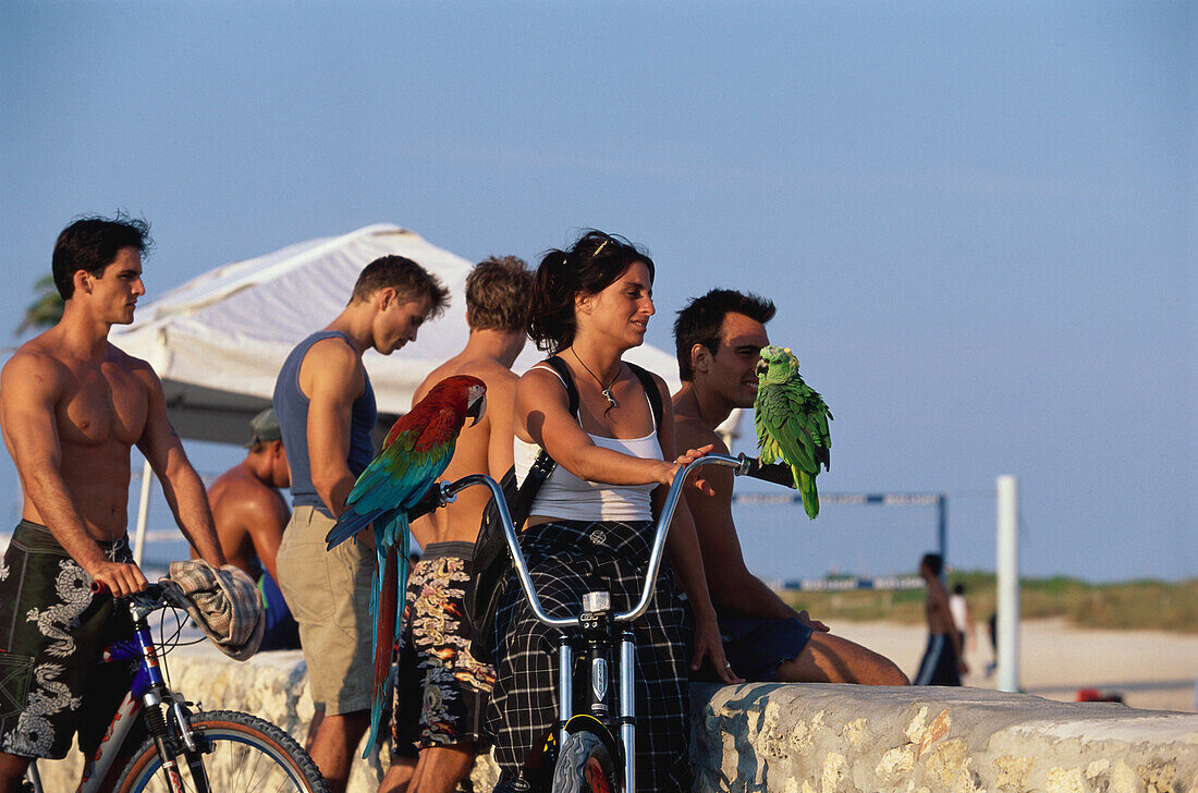 Teenager, mit Papagei, Miami Beach Florida, USA